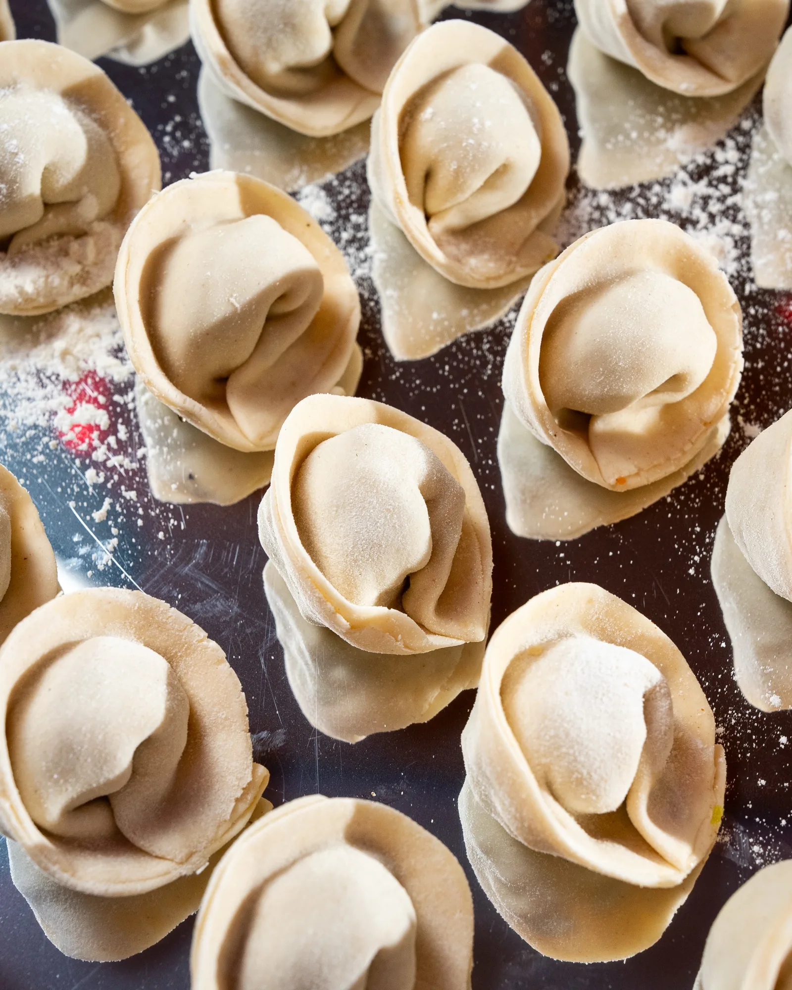 Raviolis jiaozis crus pliés main et farinés au Dumpling Factory