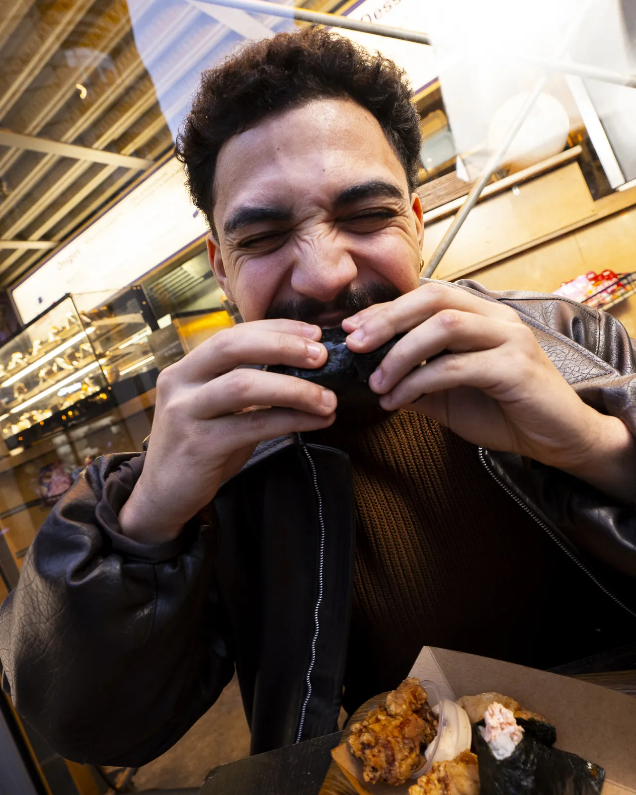 Un client croque dans son onigiri en pleine rue