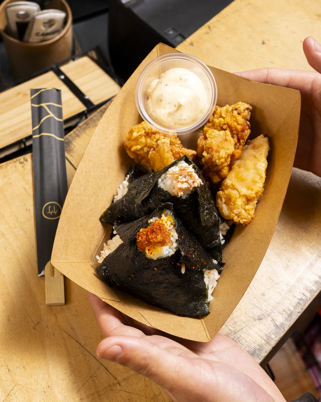 Une barquette d'onigiri au nori et de karaage prête à emporter