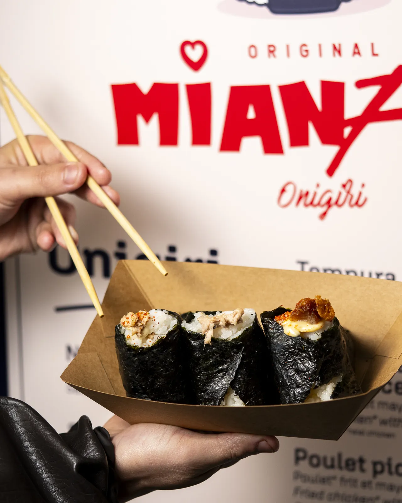 Barquette Mian Fan Onigiri remplie d'onigiri et de poulet karaage, prête à emporter