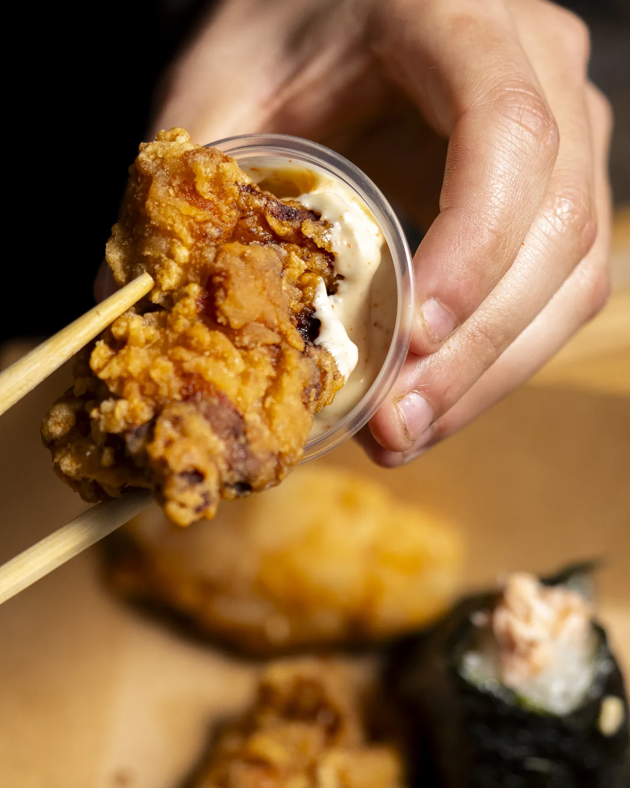 Un karaage trempé à la baguette dans sa sauce mayonnaise