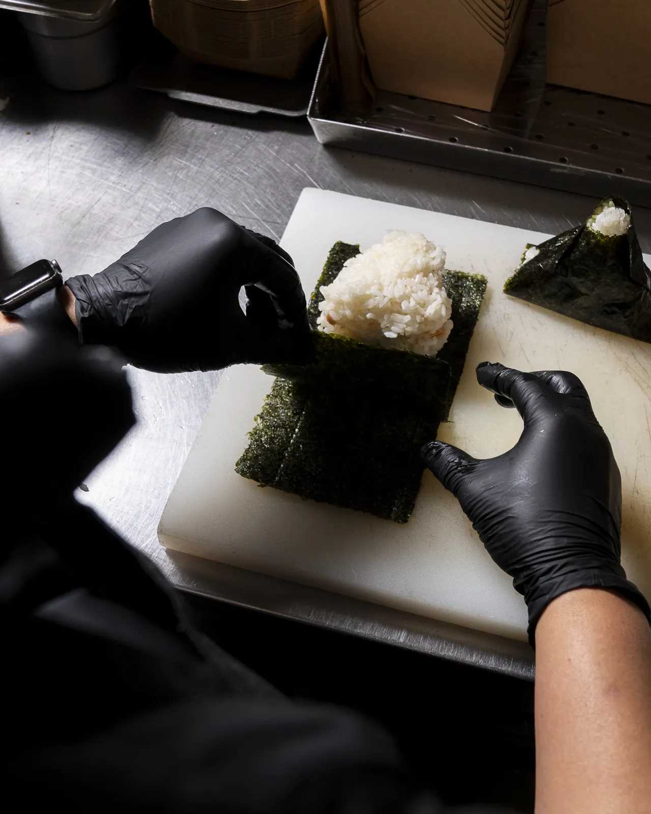 Façonnage d'un onigiri, gros plan sur le riz