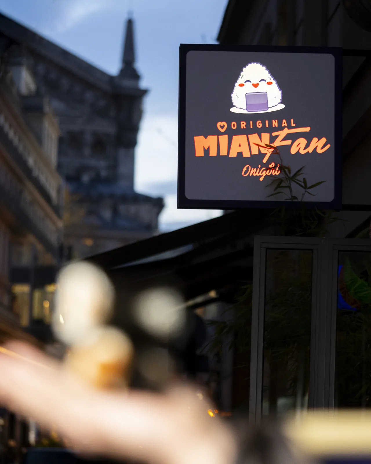 Un onigiri garni présenté à la main