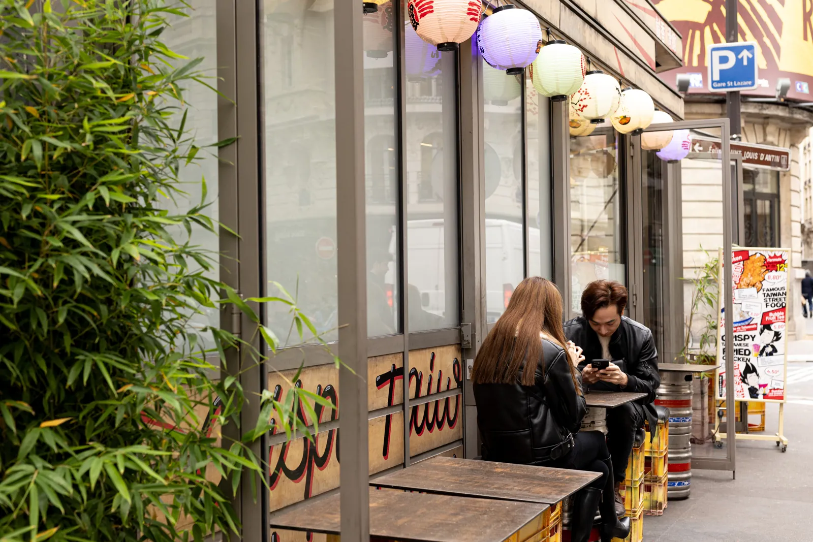 La devanture et la terrasse de Mian Fan Onigiri sur une rue parisienne