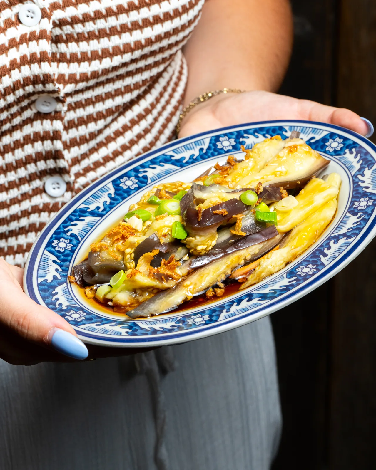 Assiette d'aubergines Hong Shao servie à la main