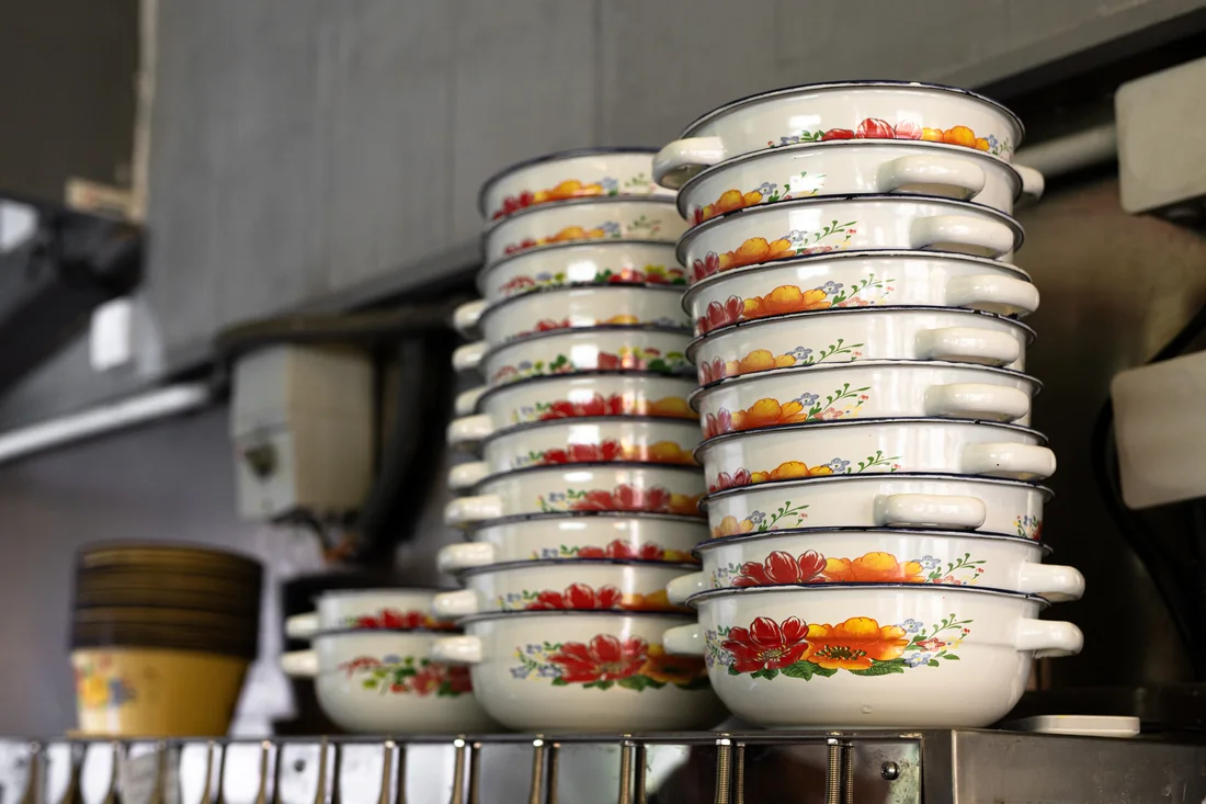 Pile de bols émaillés à fleurs, le service des Petites Cocottes