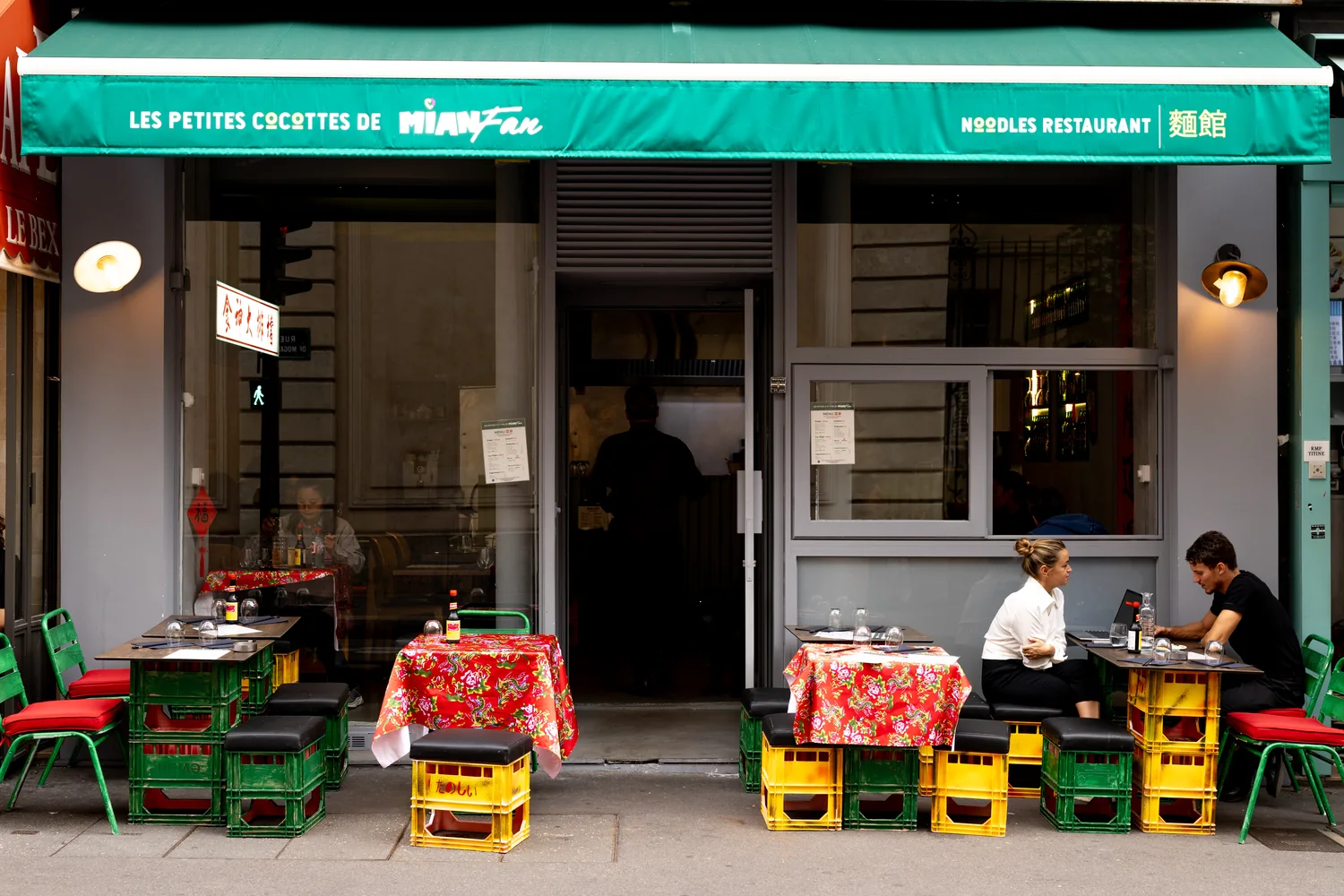 La façade verte des Petites Cocottes, rue de Mogador, et sa terrasse