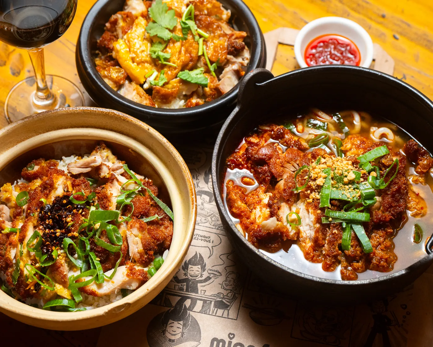 Le Peletier : bols de poulet croustillant Ji Pai, ciboule et riz