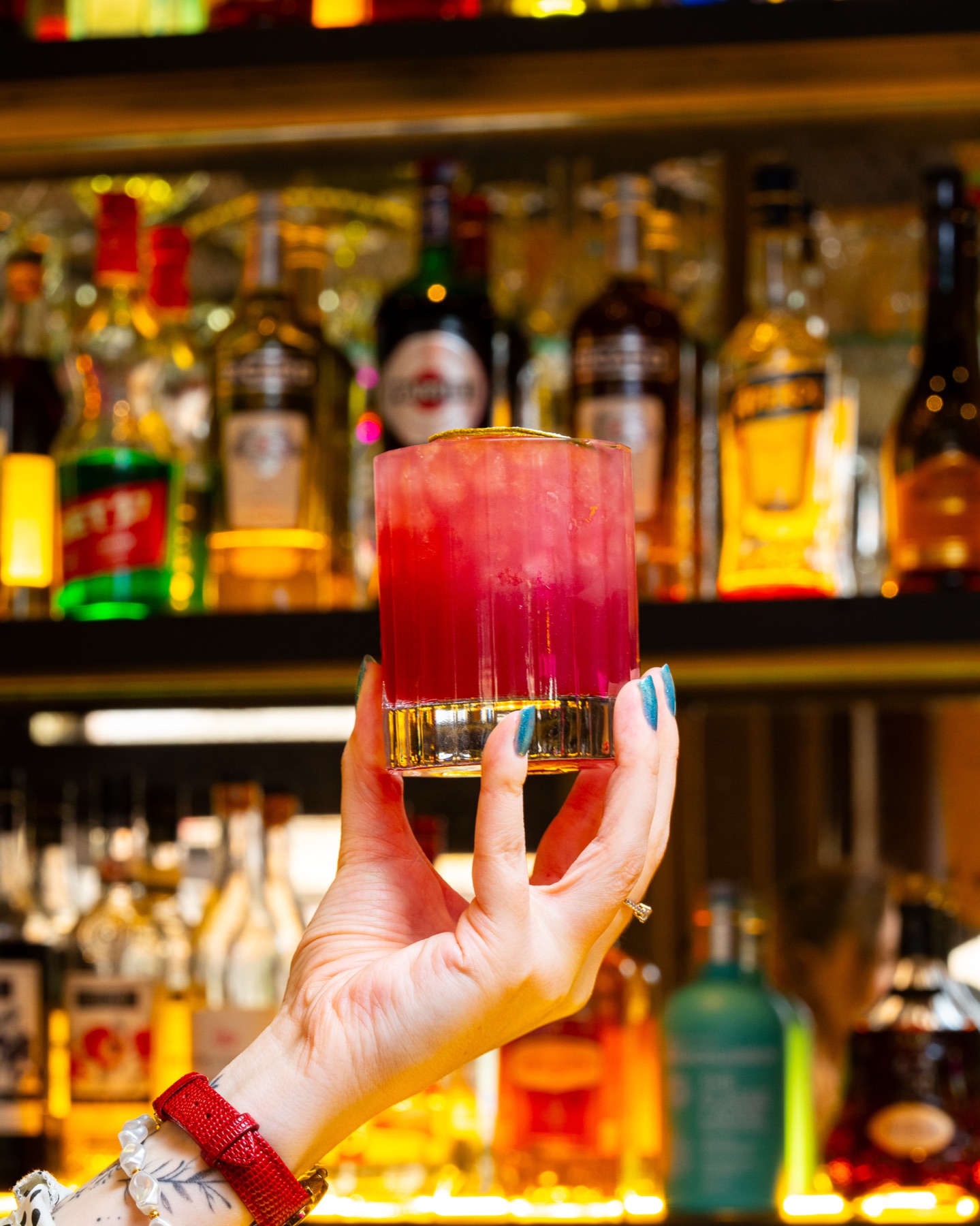 Étagère de spiritueux du bar Mogador, ambiance feutrée