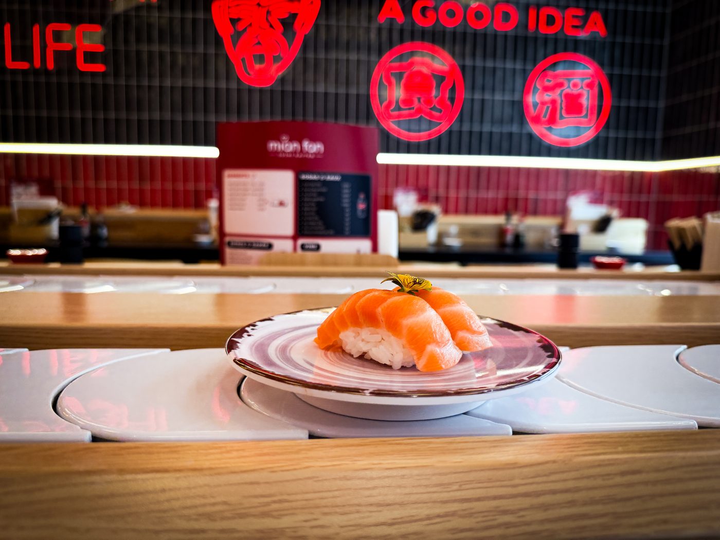 Assiette de sushi sous les néons