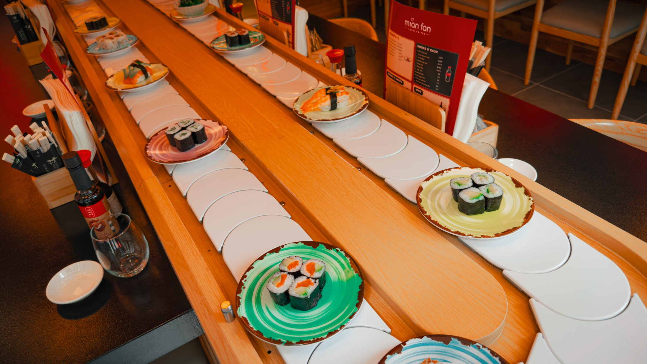 Le tapis et ses assiettes colorées