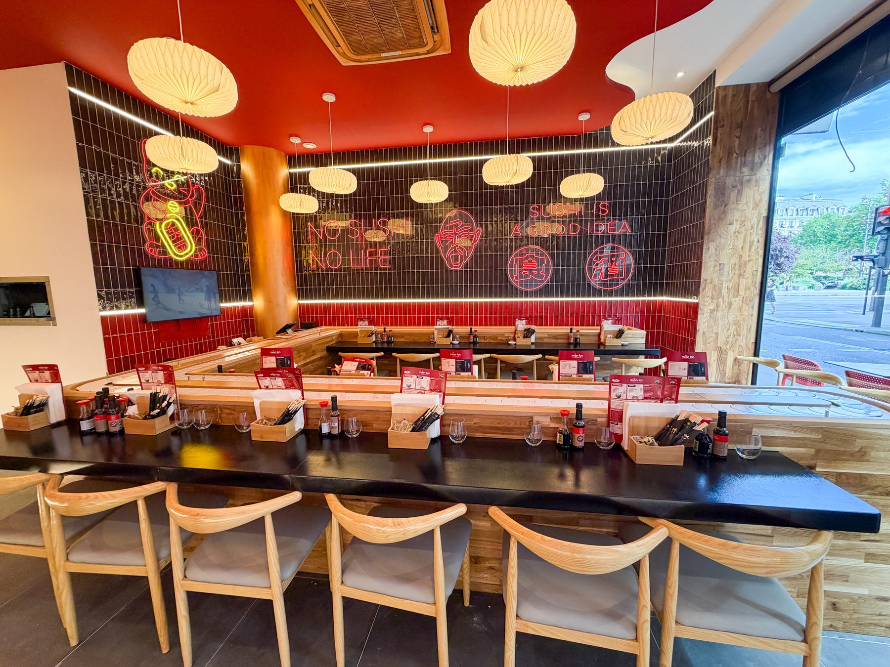 Le comptoir et le tapis tournant