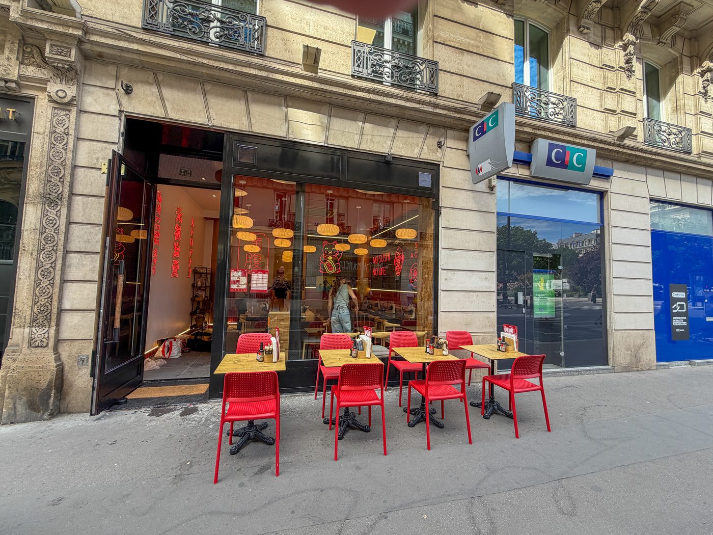 La façade, 33 rue de Mogador