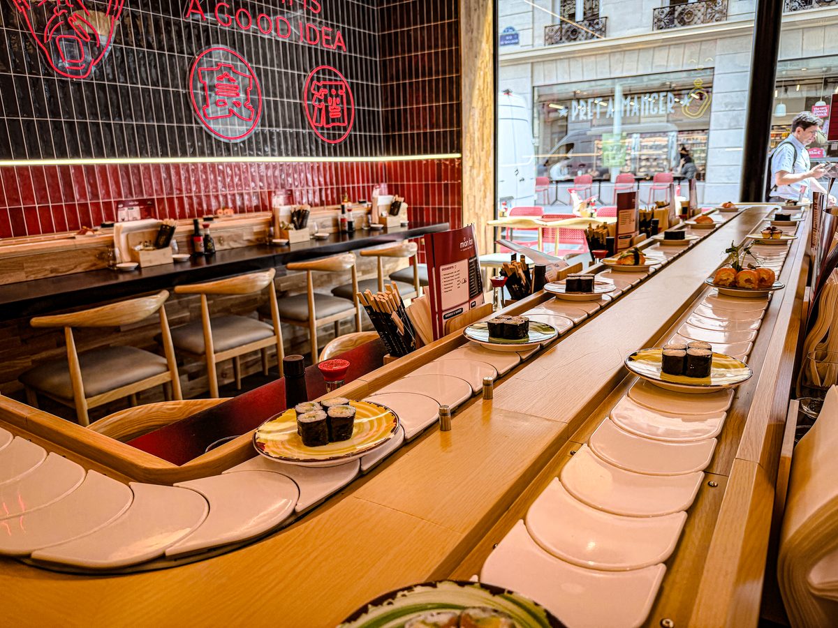 Sushi qui défile sur le tapis