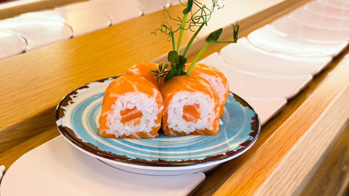 Saumon rolls, assiette verte