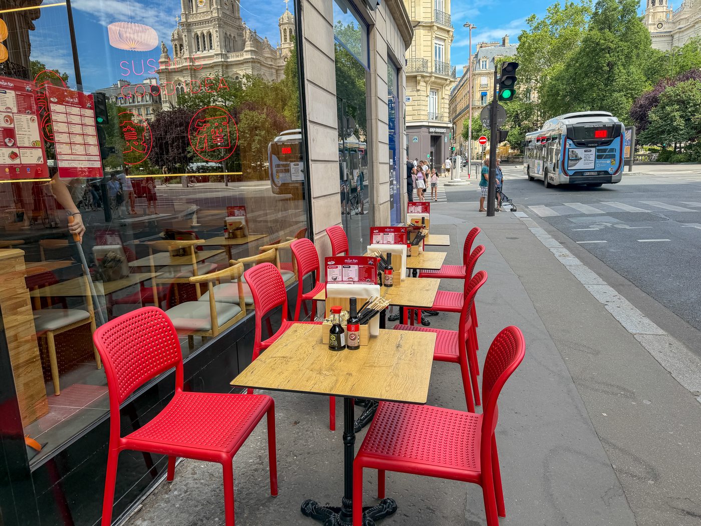 La terrasse côté rue